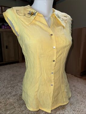 🐝 Voodoo Vixen Yellow Collared Blouse - Embroidered Bee Rockabilly Top 50s Style